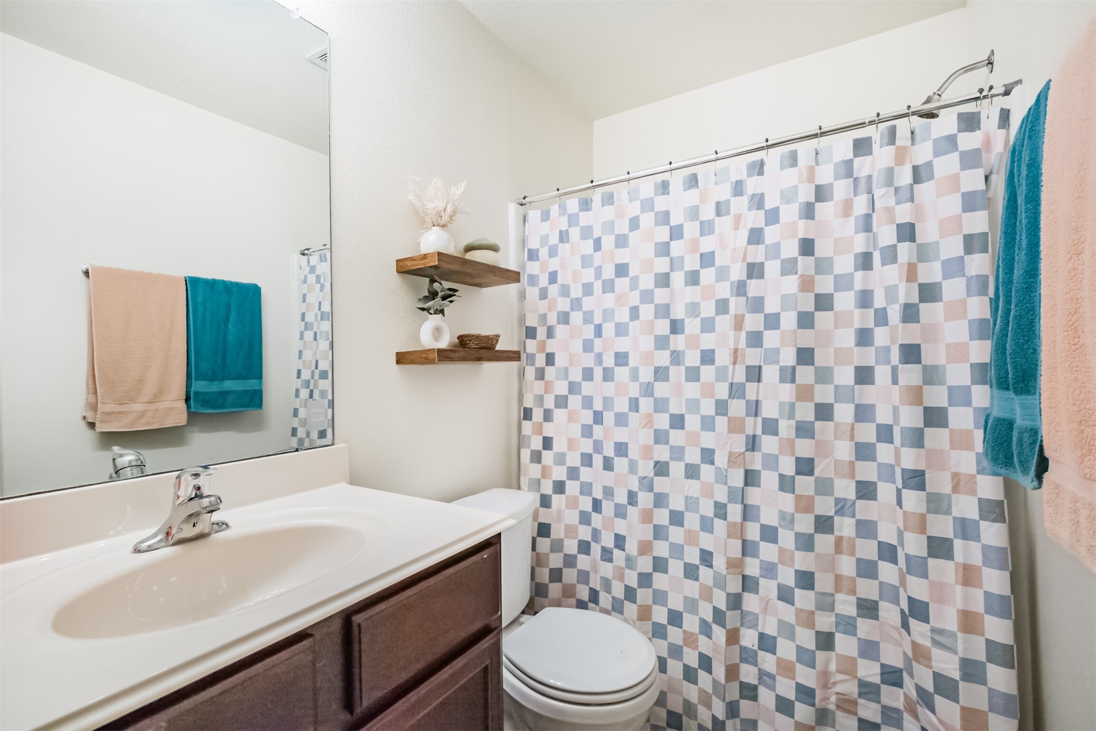 9438 Gold Mountain Drive Rosharon, TX 77583 - Photo 14 of 25 Secondary Full bath/shower combo