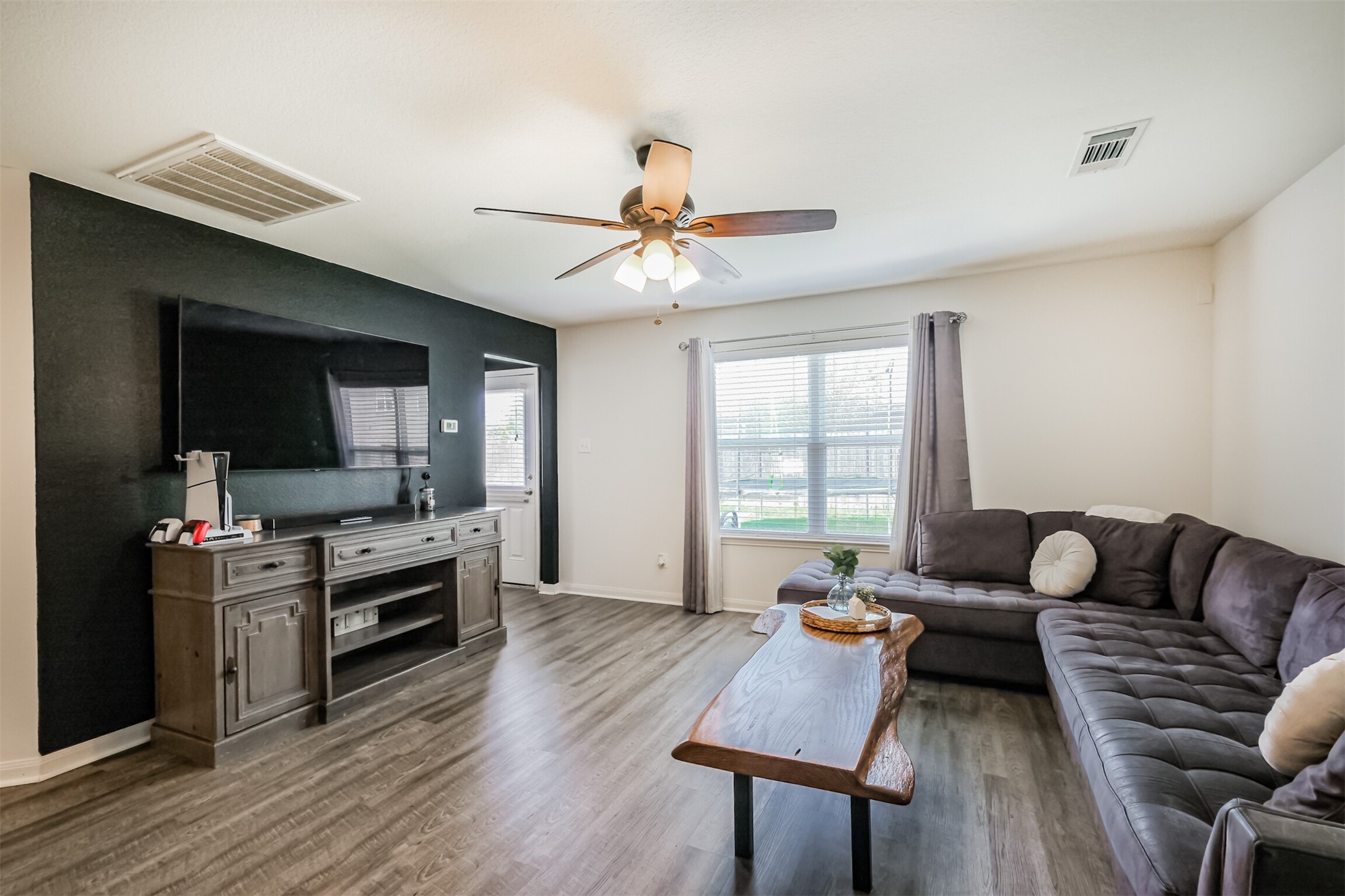 9438 Gold Mountain Drive Rosharon, TX 77583 - Photo 5 of 25 Cozy family room that opens up into the kitchen