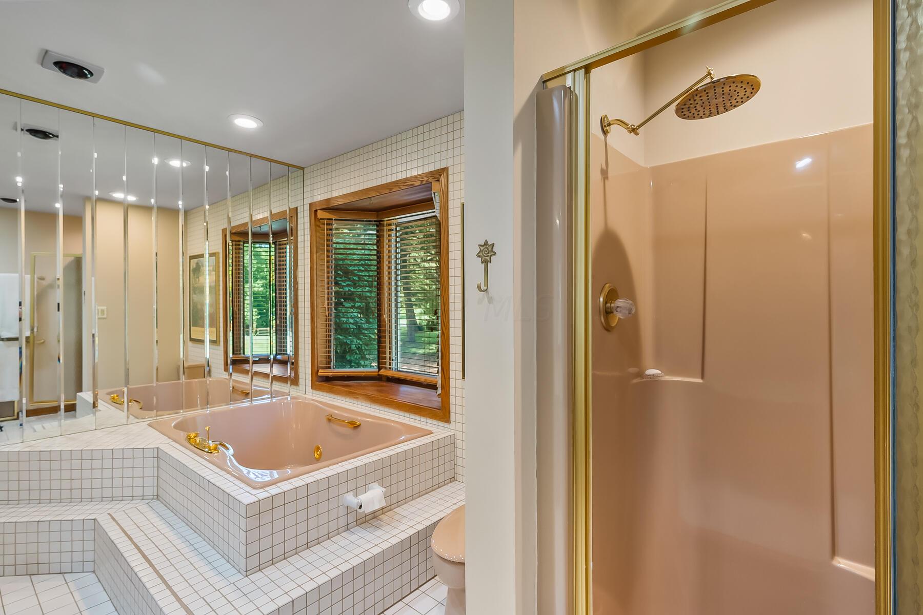 4082 Clotts Road Columbus, OH 43230 - Photo 25 of 76 OWNERS' BATHROOM