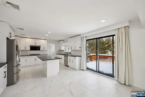 $8,500 | 11 Hudson Terrace, Englewood Cliffs, NJ 07632