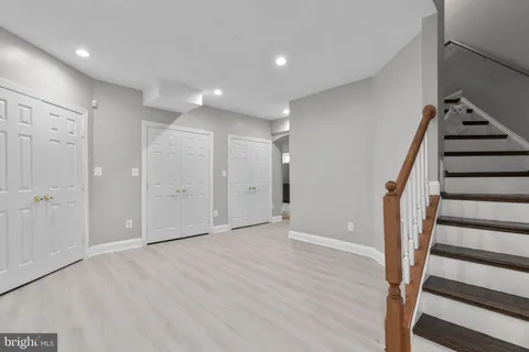 a picture of a wall with a white wall