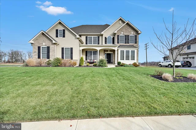 a view of a livingroom and dining room