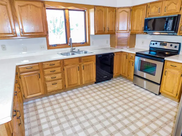 $249,900 | 755 Loomis Drive, Rockton, IL 61072