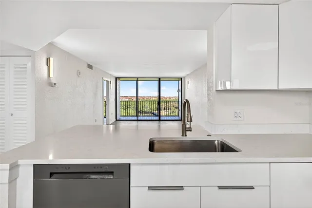 $218,500 | 900 Cove Cay Drive, Unit 6E, Clearwater, FL 33760