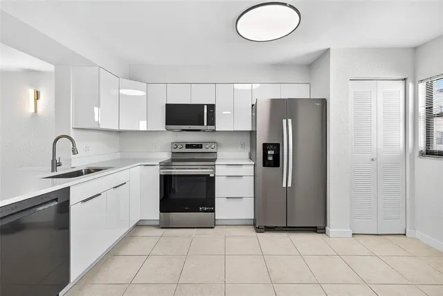 $218,500 | 900 Cove Cay Drive, Unit 6E, Clearwater, FL 33760