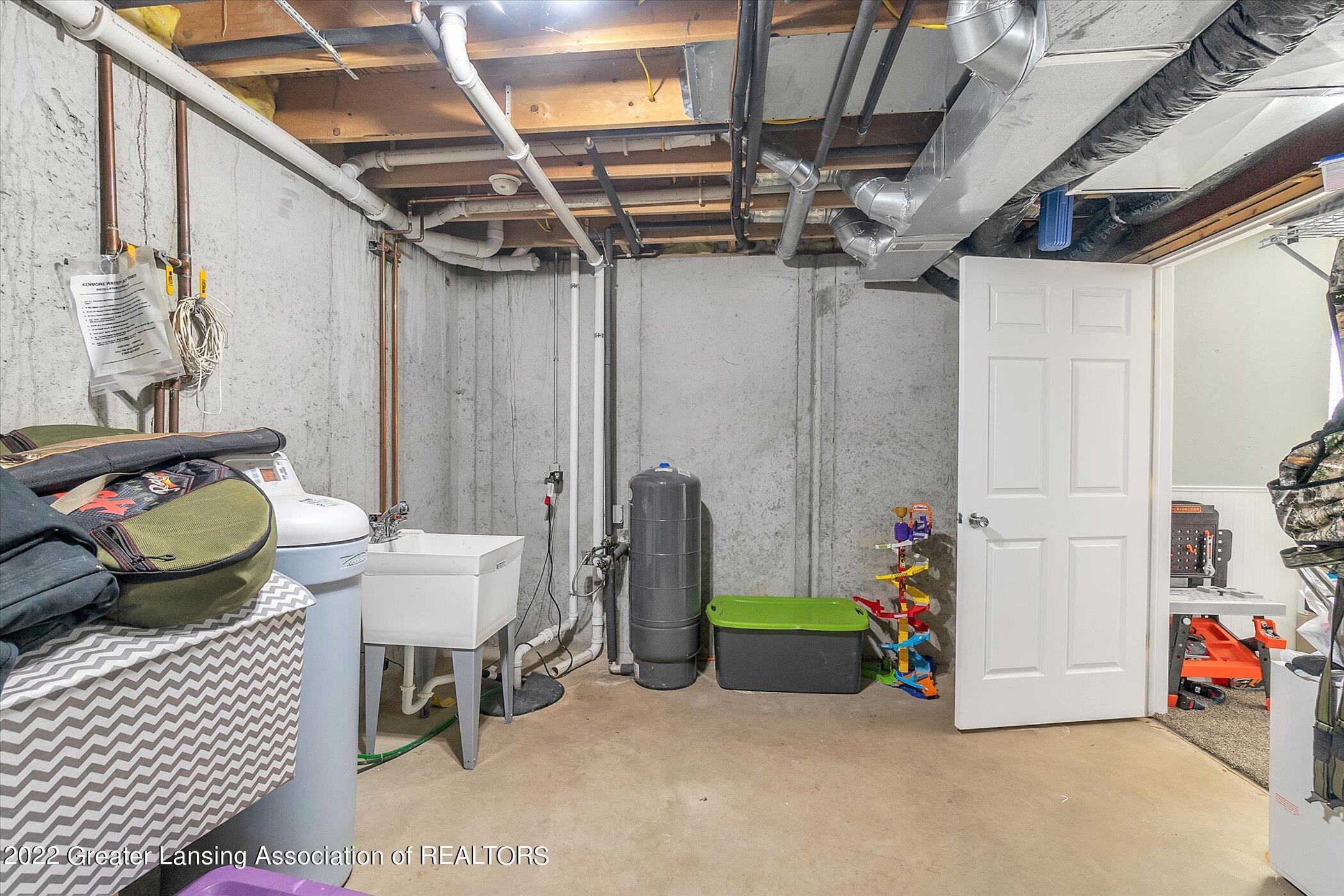 6639 West Chadwick Road Dewitt, MI 48820 - Photo 26 of 36 26-6630-W-Chadwick-Rd-WindowStill-Real-E