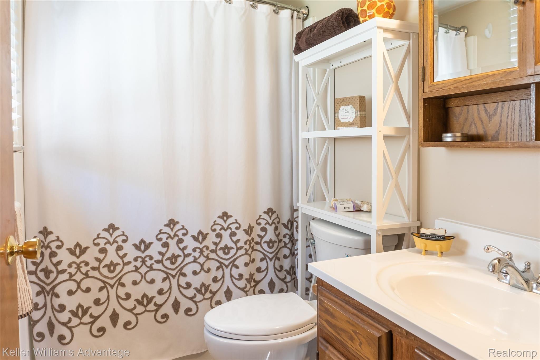 4349 North Henderson Road Davison, MI 48423 - Photo 25 of 53 NHendersonRd_4349_MasterBath.jpg