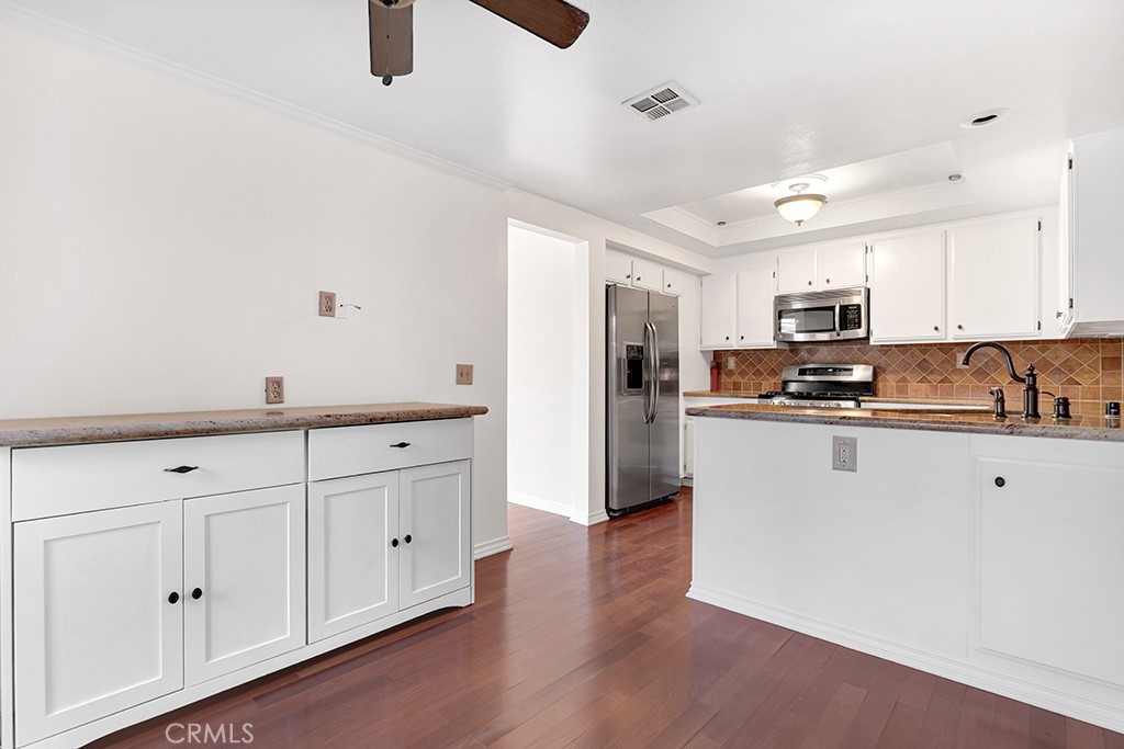 905 Thistlegate Road Oak Park, CA 91377 - Photo 12 of 34