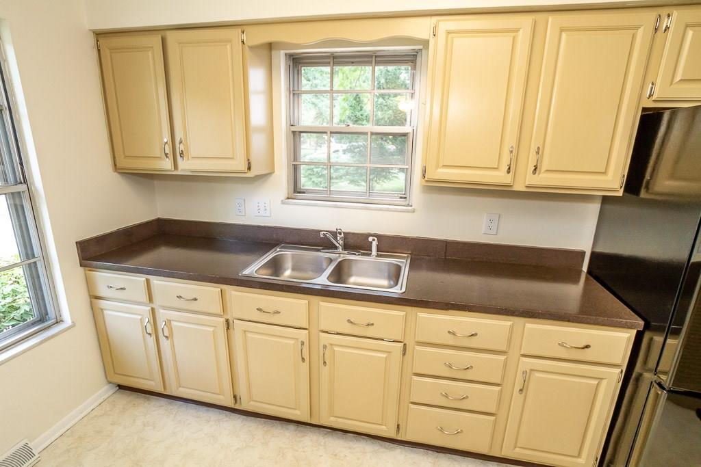 8022 Taunton Road Indianapolis, IN 46260 - Photo 11 of 46 Gallery Image 11