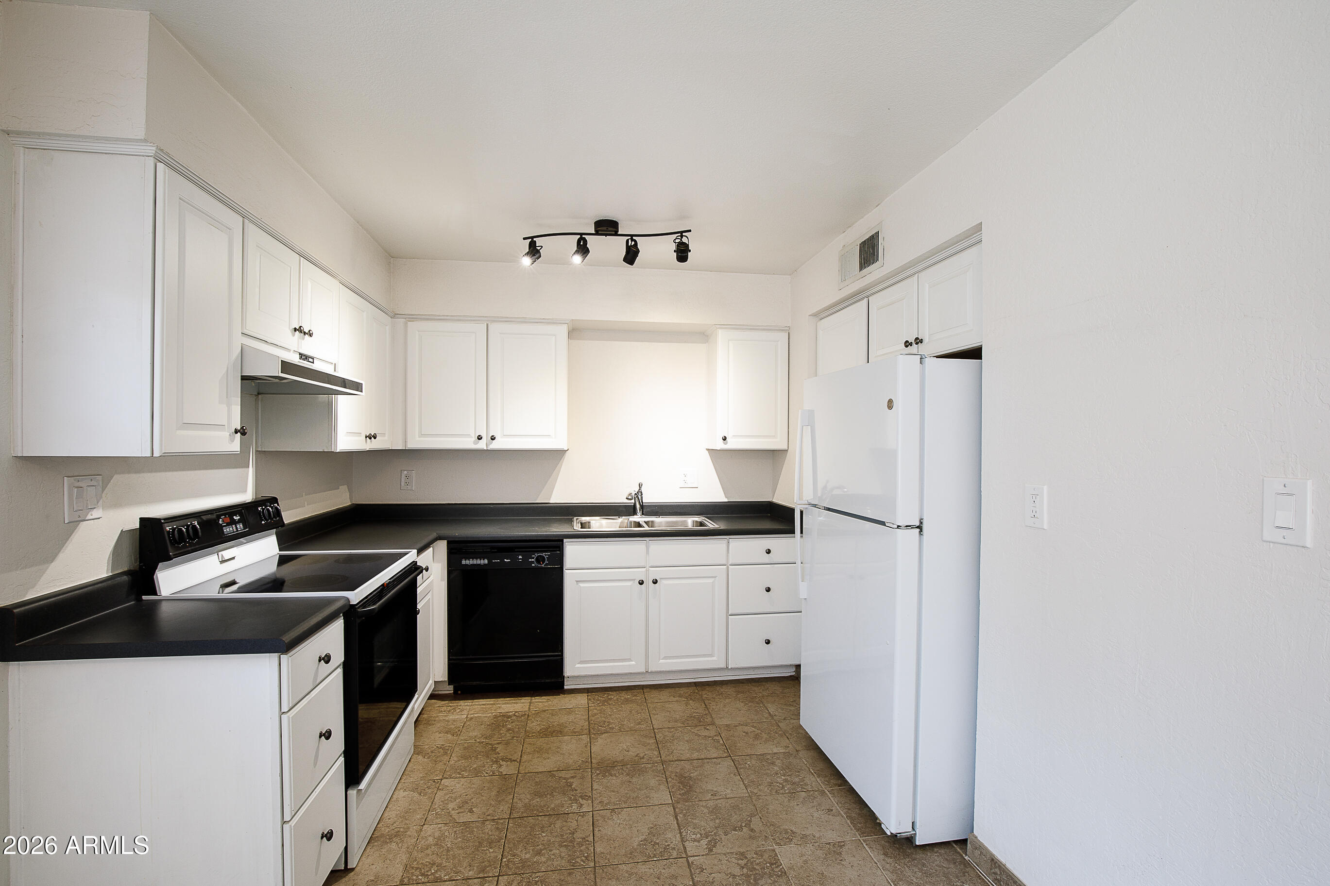 2725 South Rural Road, Unit 14 Tempe, AZ 85282 - Photo 8 of 20 2725 S Rural Rd Unit 14-8