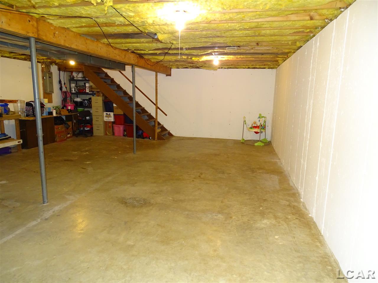 1886 Oakwood Road Adrian, MI 49221 - Photo 17 of 21 31356425-16.JPG