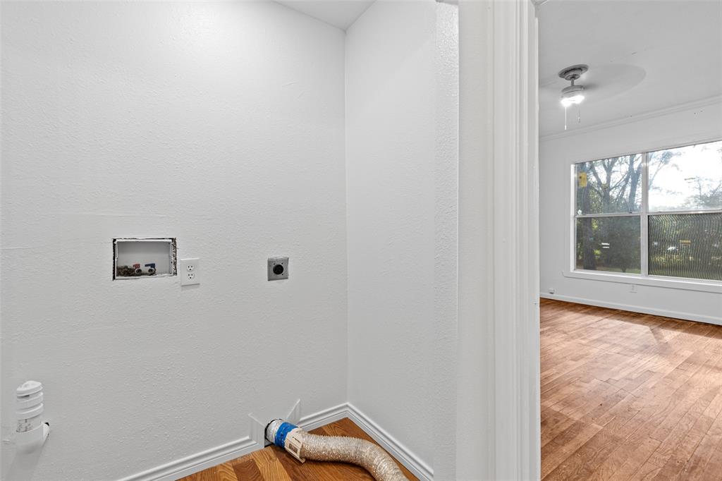 204 Jones Street Longview, TX 75602 - Photo 19 of 32 a view of room with window