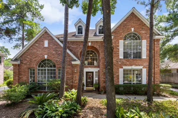 $940,000 | 63 Driftoak Circle, The Woodlands, TX 77381