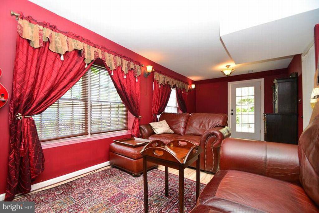 3134 Baybriar Road Baltimore, MD 21222 - Photo 19 of 30 Living Room