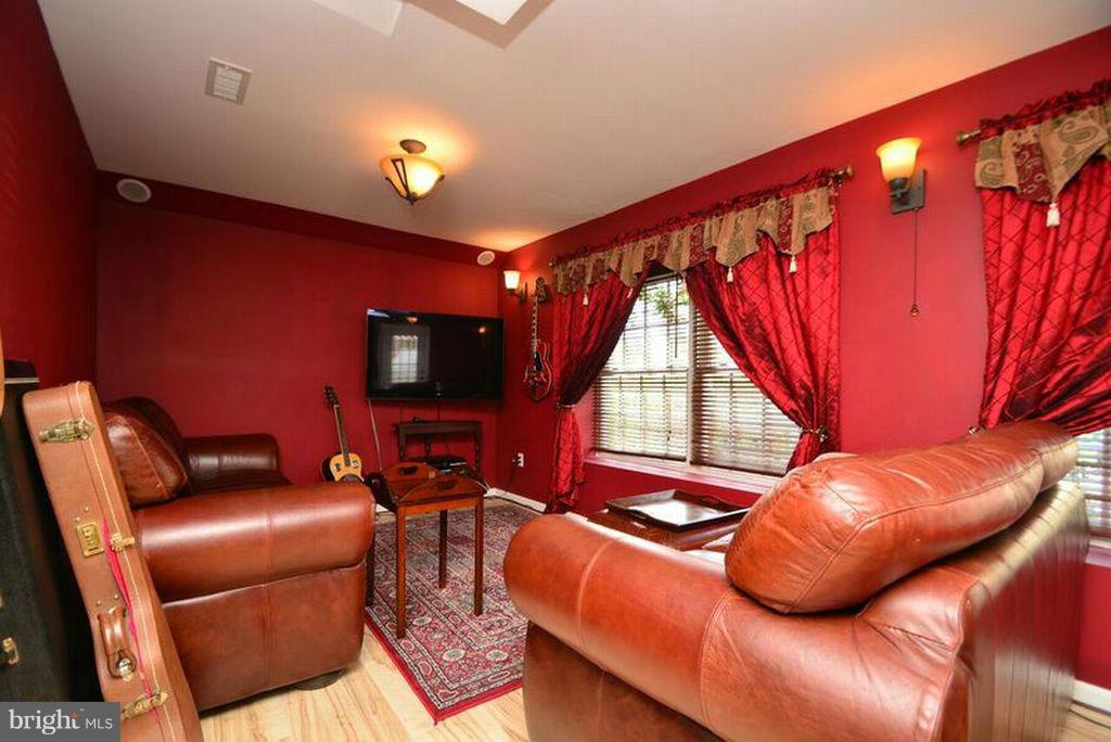 3134 Baybriar Road Baltimore, MD 21222 - Photo 20 of 30 Living Room
