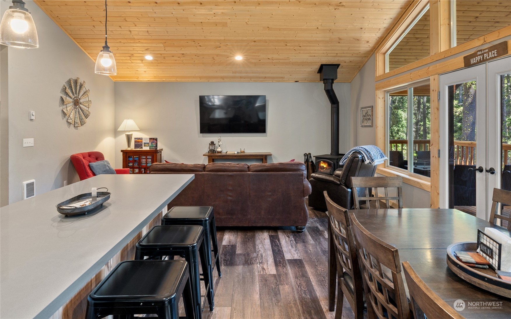 230 Easy Street Ronald, WA 98940 - Photo 15 of 40 a living room with furniture and a flat screen tv
