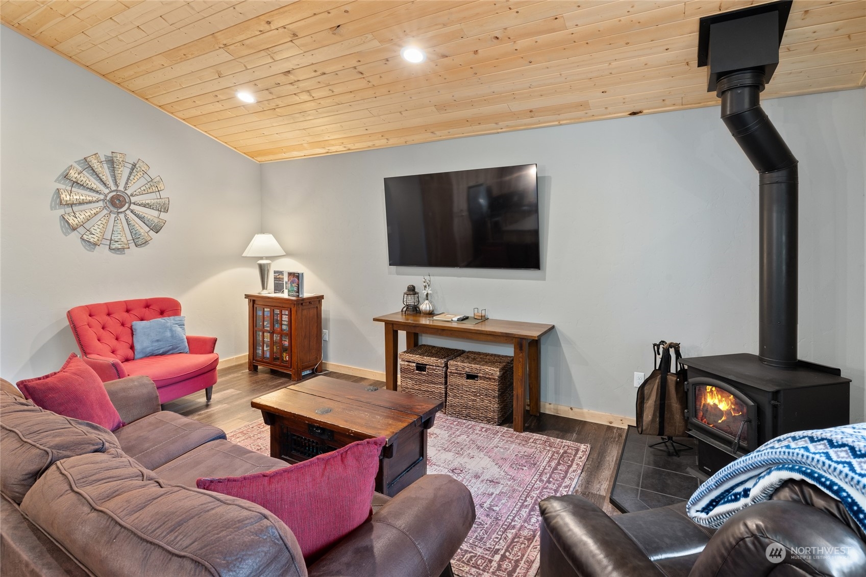 230 Easy Street Ronald, WA 98940 - Photo 19 of 40 a living room with furniture and a flat screen tv