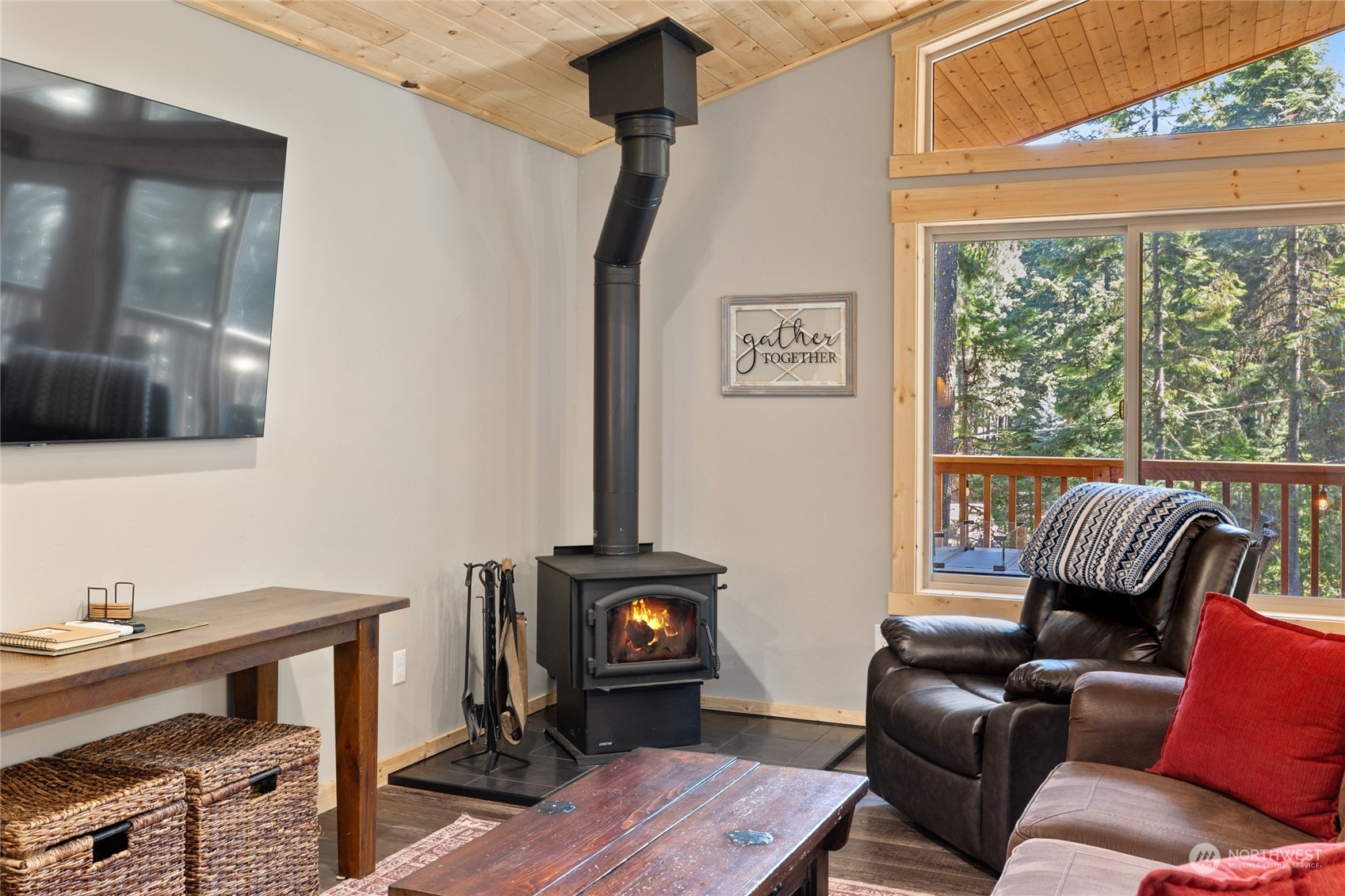 230 Easy Street Ronald, WA 98940 - Photo 20 of 40 a living room with furniture and a flat screen tv