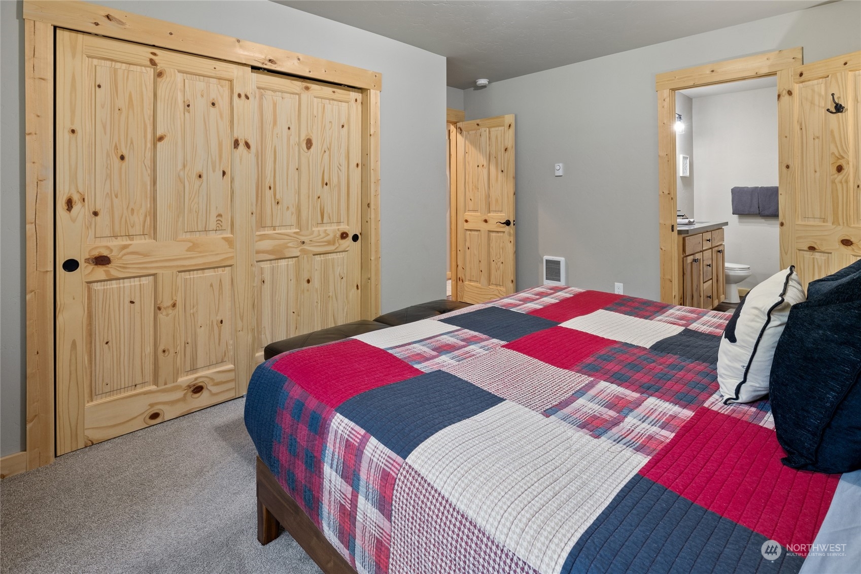 230 Easy Street Ronald, WA 98940 - Photo 26 of 40 a bedroom with a bed and a mirror