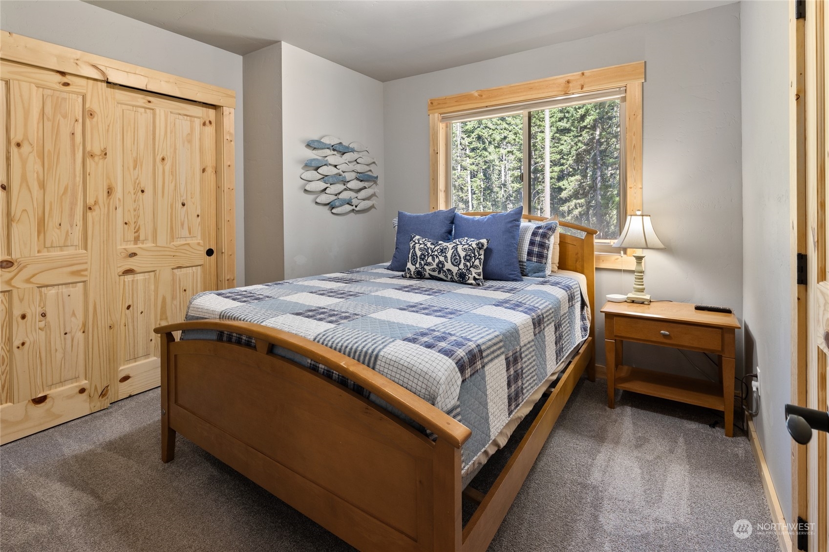 230 Easy Street Ronald, WA 98940 - Photo 29 of 40 a bedroom with a bed and a window