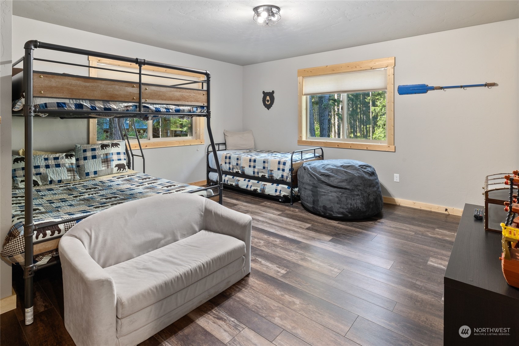 230 Easy Street Ronald, WA 98940 - Photo 33 of 40 a living room with furniture and a window