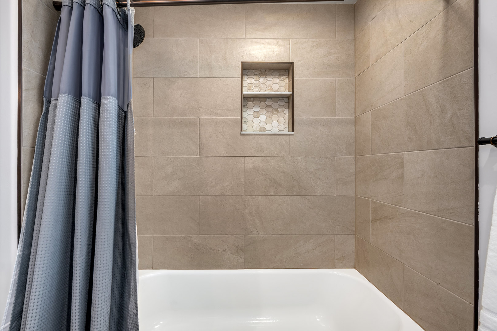 7804 Rohrer Drive Downers Grove, IL 60516 - Photo 19 of 28 a bathroom with a bathtub