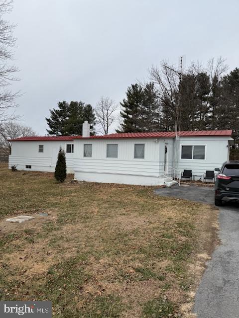 13952 Poplar Grove Road Hagerstown, MD 21742 - Photo 2 of 17 a view of a house with backyard and sitting area