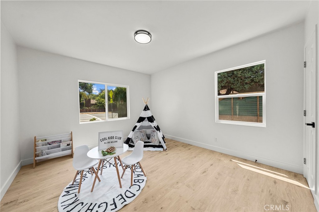 4881 Arlington Avenue Riverside, CA 92504 - Photo 26 of 37 a room with a window