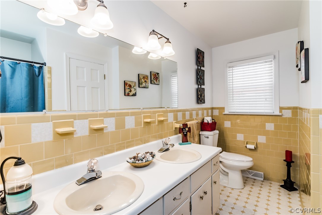 4401 Dunraven Road Chesterfield, VA 23236 - Photo 23 of 35 a bathroom with a sink a toilet and a mirror