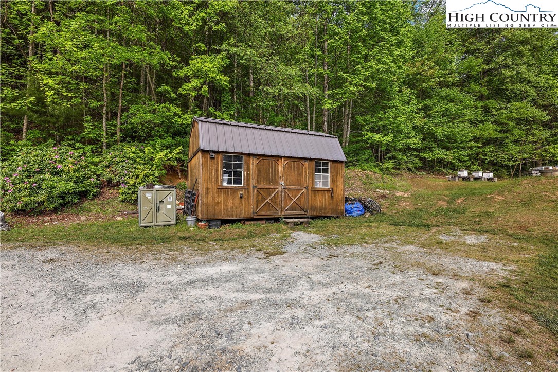 787 Lawrence Greene Road Deep Gap, NC 28618 - Photo 35 of 45 a backyard of a house