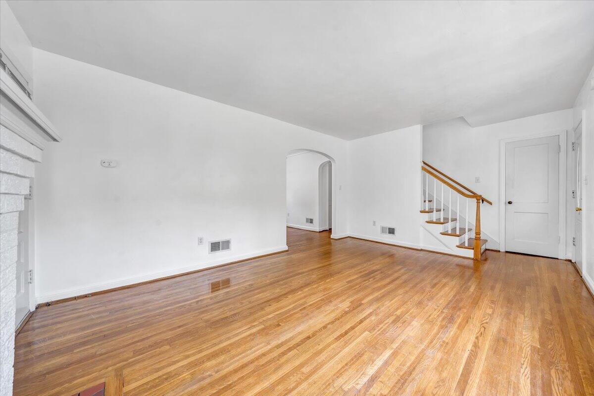 2104 York Road Southwest Roanoke, VA 24015 - Photo 5 of 29 08-MIB05534