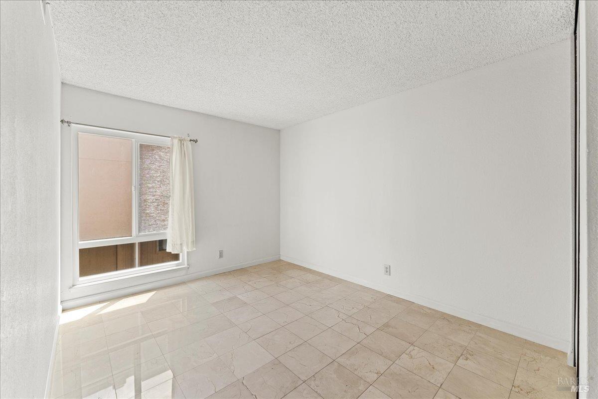 2121 Vale Road, Unit 31 San Pablo, CA 94806 - Photo 14 of 36 a view of an empty room with a window