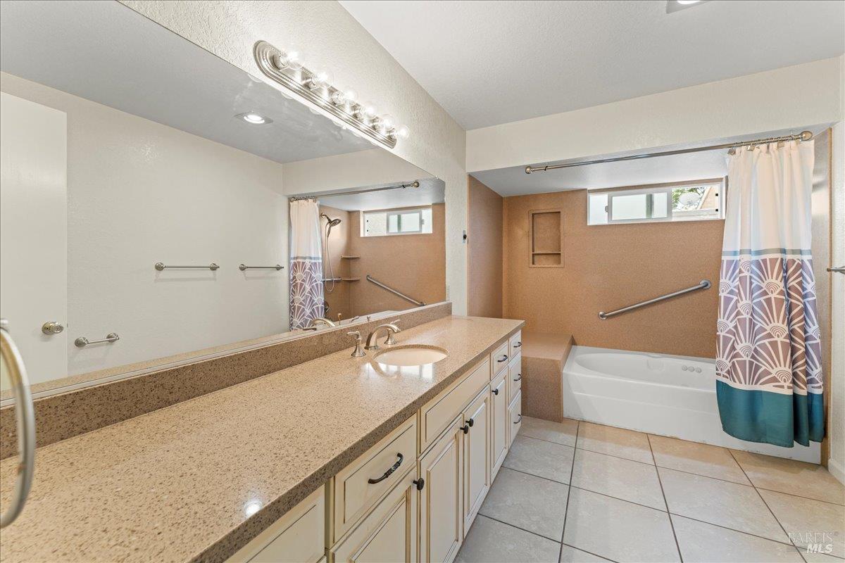 2121 Vale Road, Unit 31 San Pablo, CA 94806 - Photo 22 of 36 a spacious bathroom with a tub sink and mirror