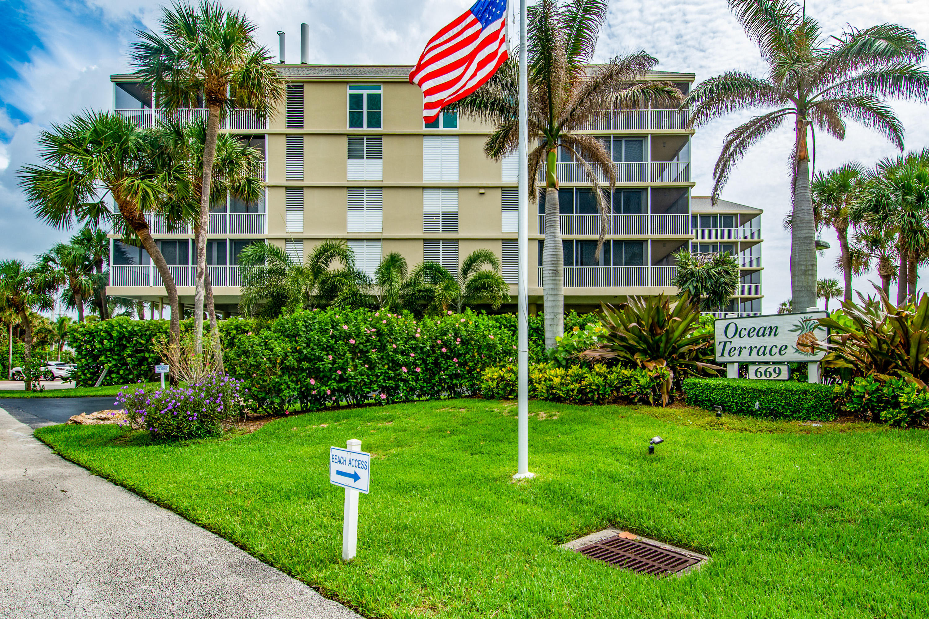 669 Northeast Plantation Road, Unit 308 Jensen Beach, FL 34957 - Photo 27 of 39 Approcaching Ocean Terrice