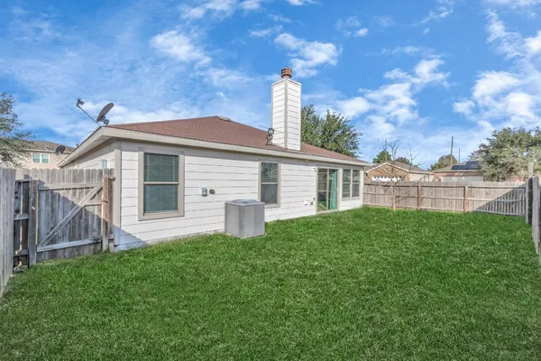 a view of a house with backyard and garden