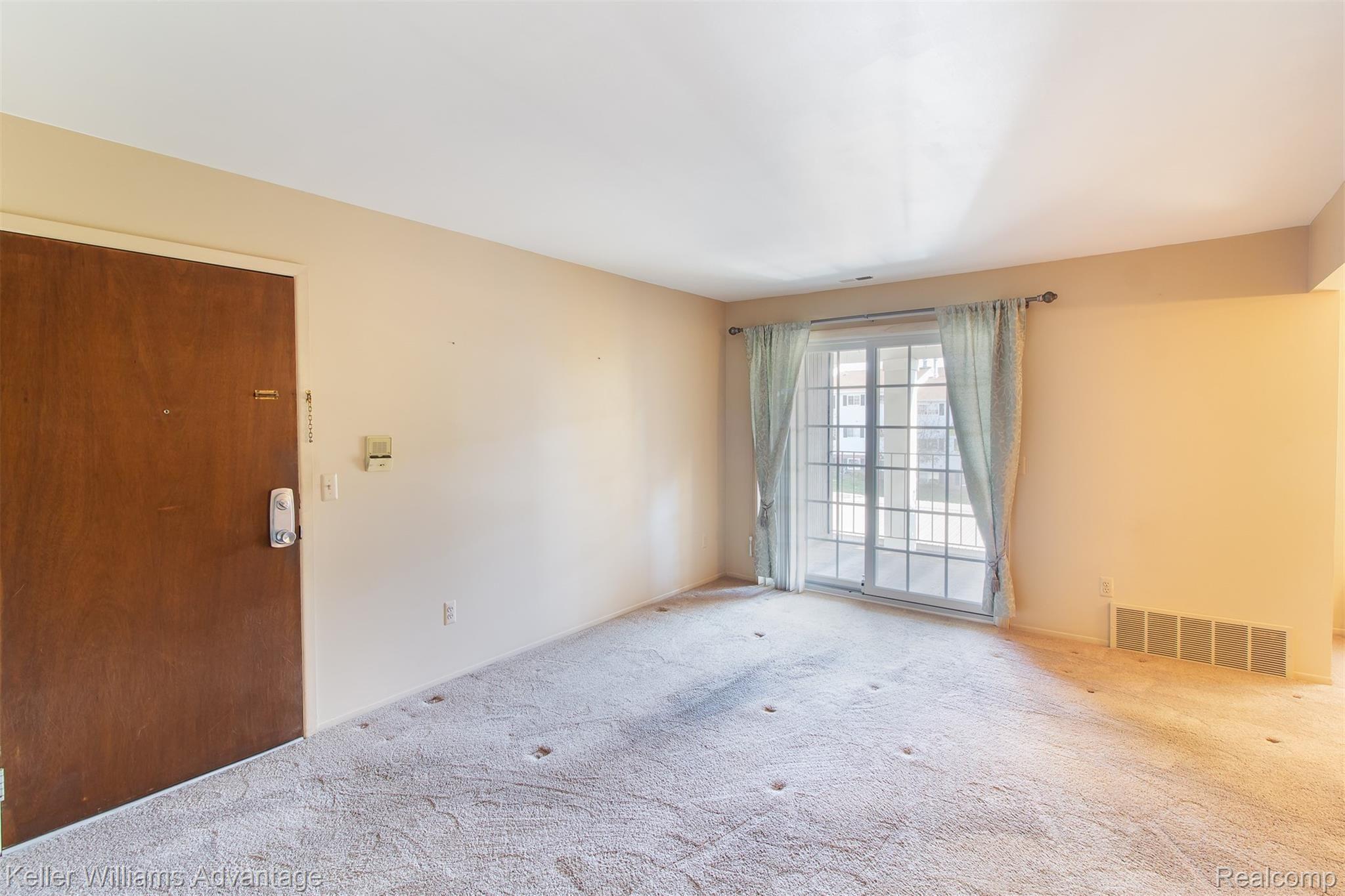 470 Baldwin Avenue, Unit 33 Rochester, MI 48307 - Photo 3 of 24 BaldwinAve_470_Living_02.jpg