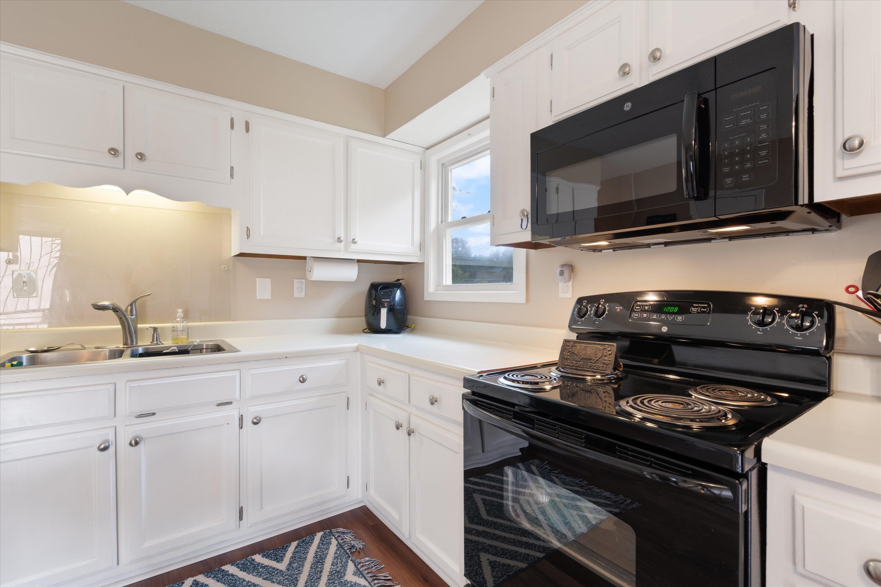 970 Poplar Leaf Road Collierville, TN 38017 - Photo 8 of 20 a kitchen with appliances a sink and cabinets