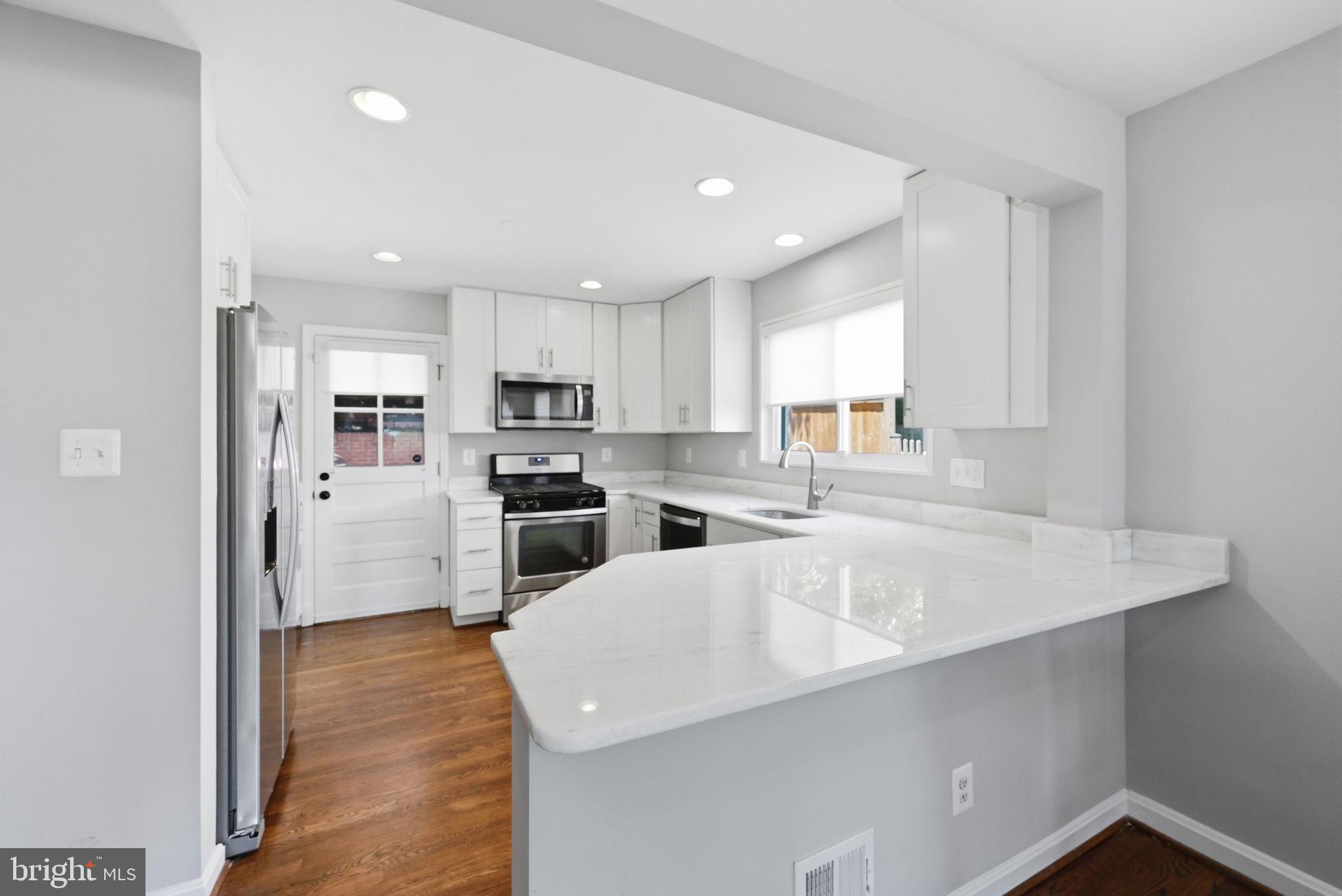 2722 Hickory Street Alexandria, VA 22305 - Photo 6 of 9 Peninsula seating