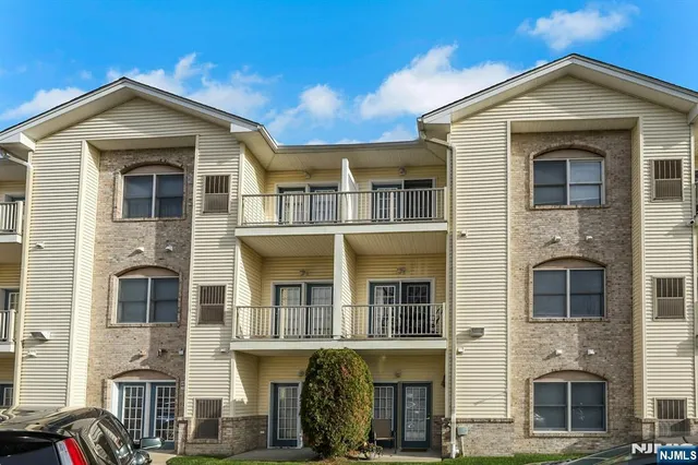 $395,000 | 520 Victor Street, Unit 42, Saddle Brook, NJ 07663