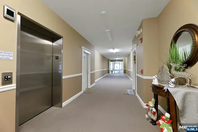 a view of entryway with workspace and mirror