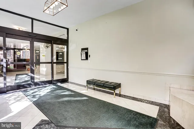 $2,000 | 1121 Arlington Boulevard, Unit 328, Arlington, VA 22209