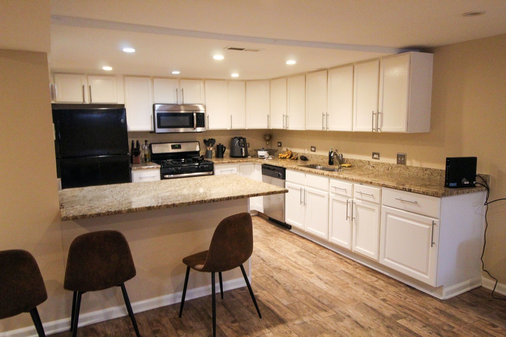 815 South Bell Avenue Chicago, IL 60612 - Photo 20 of 39 a kitchen with granite countertop a sink and cabinets