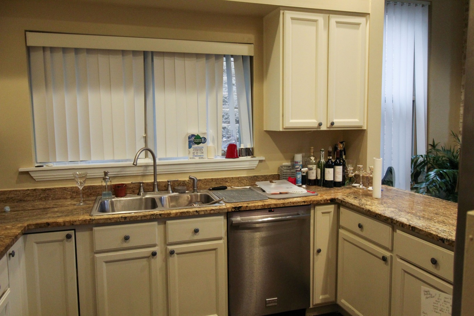 815 South Bell Avenue Chicago, IL 60612 - Photo 21 of 39 a kitchen with a sink cabinets and window