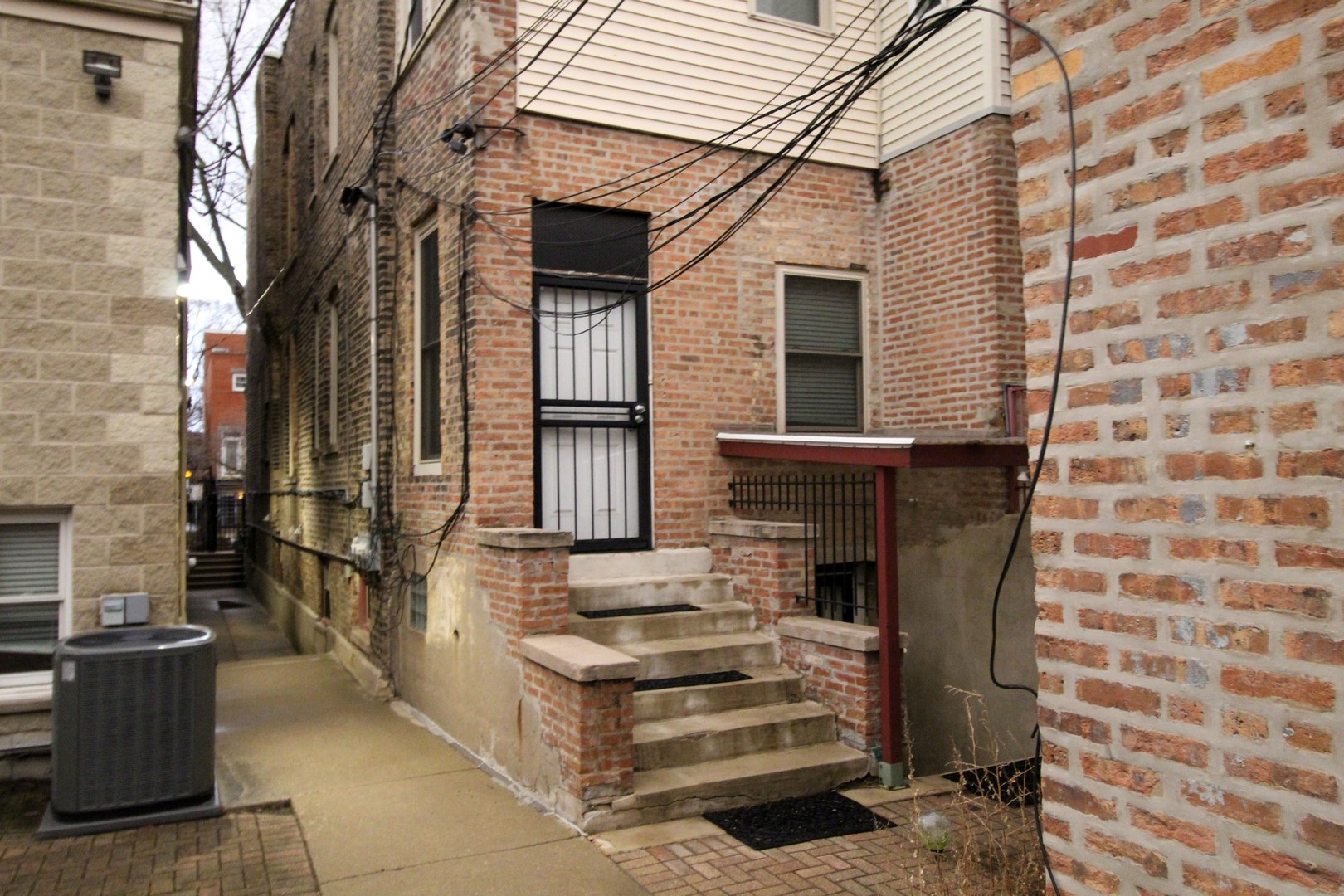 815 South Bell Avenue Chicago, IL 60612 - Photo 39 of 39 a front view of a house with a garden