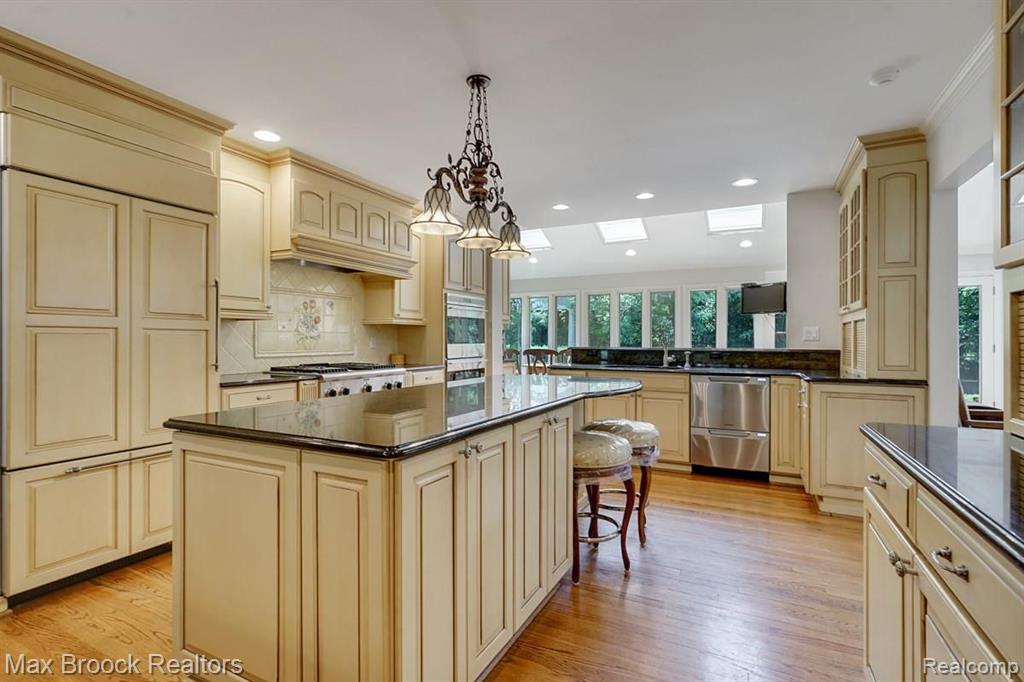 645 Lone Pine Road Bloomfield Hills, MI 48304 - Photo 7 of 34
