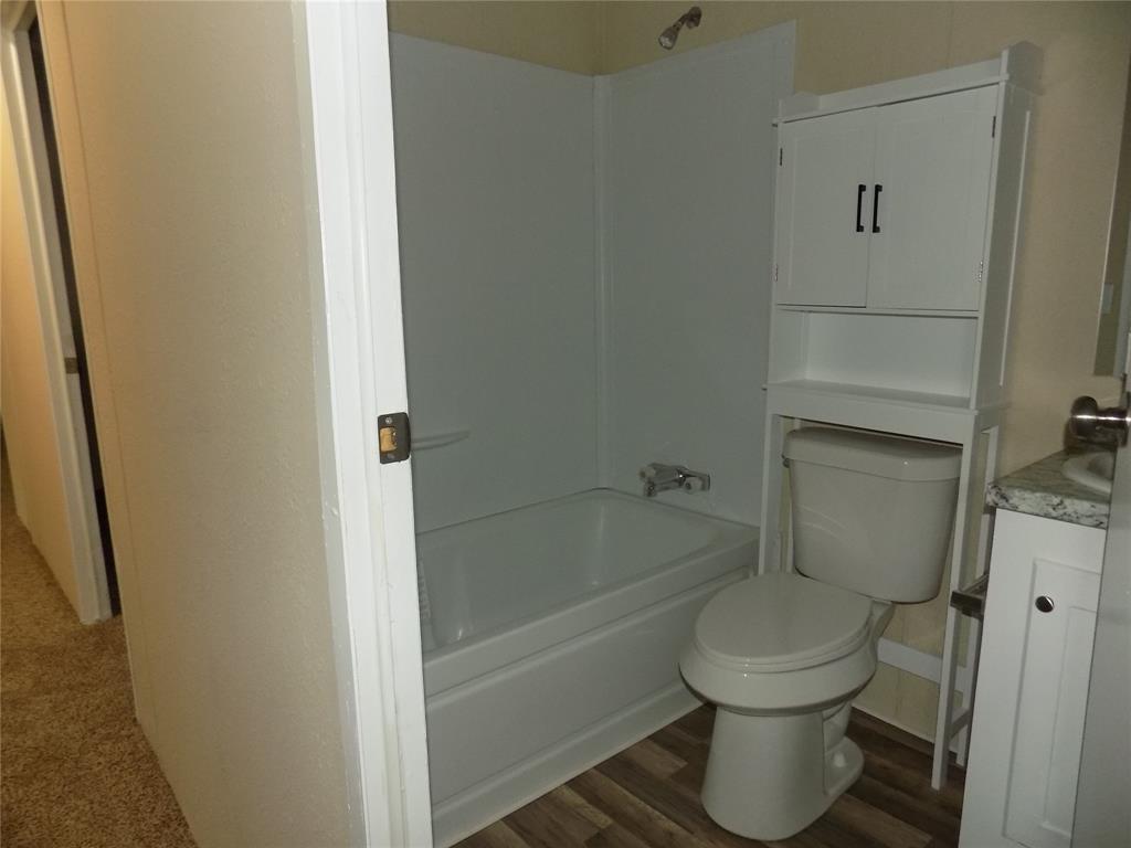 203 South Ridgeview Court Azle, TX 76020 - Photo 13 of 29 New bathtub in guest bath.