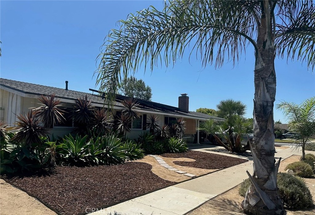 a view of entryway and hall yard