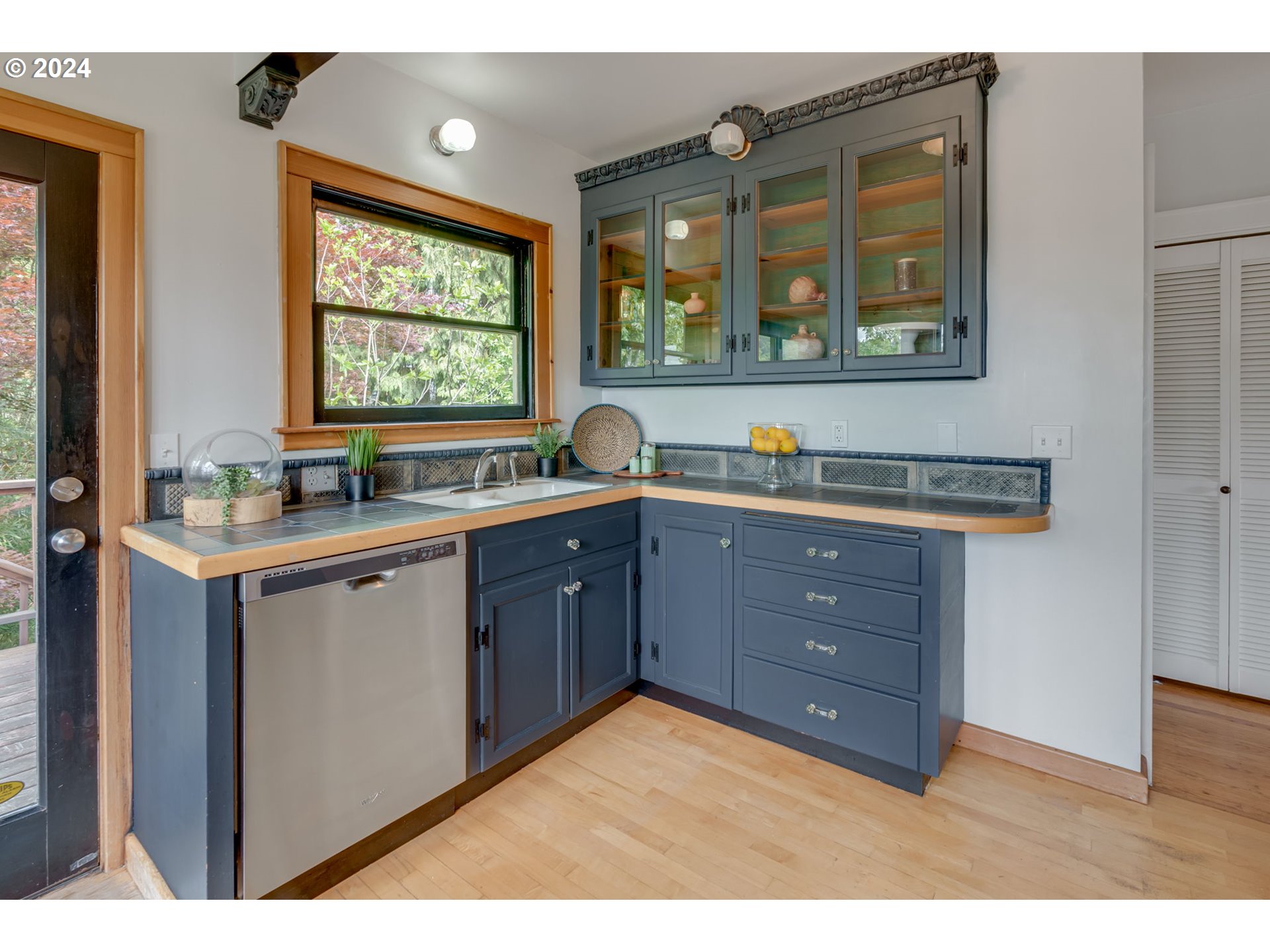 4629 Southwest View Point Terrace Portland, OR 97239 - Photo 11 of 37 Gallery Image 11