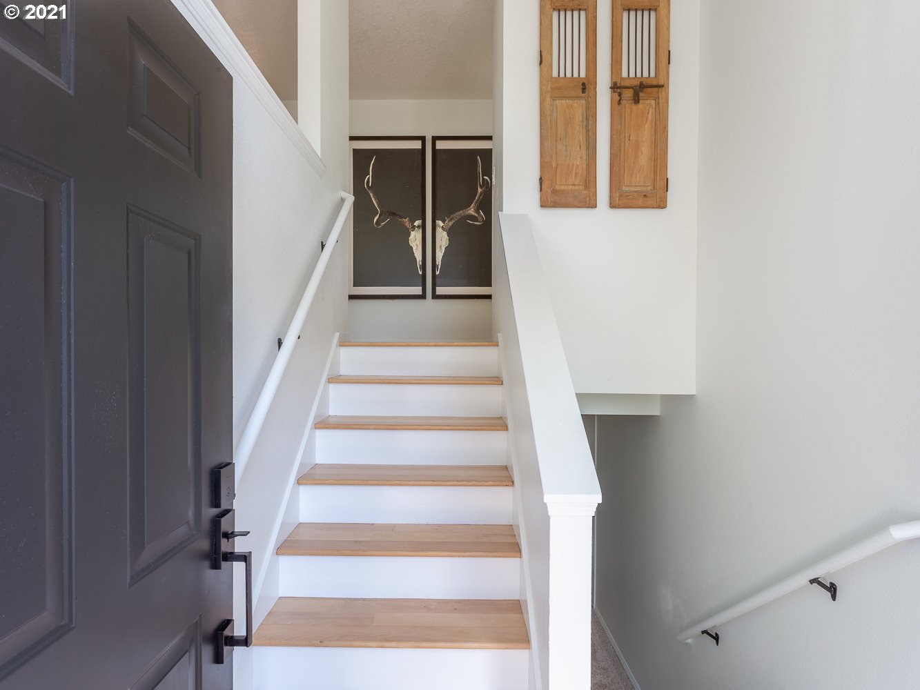 9334 Southwest Boones Ferry Road Portland, OR 97219 - Photo 3 of 28