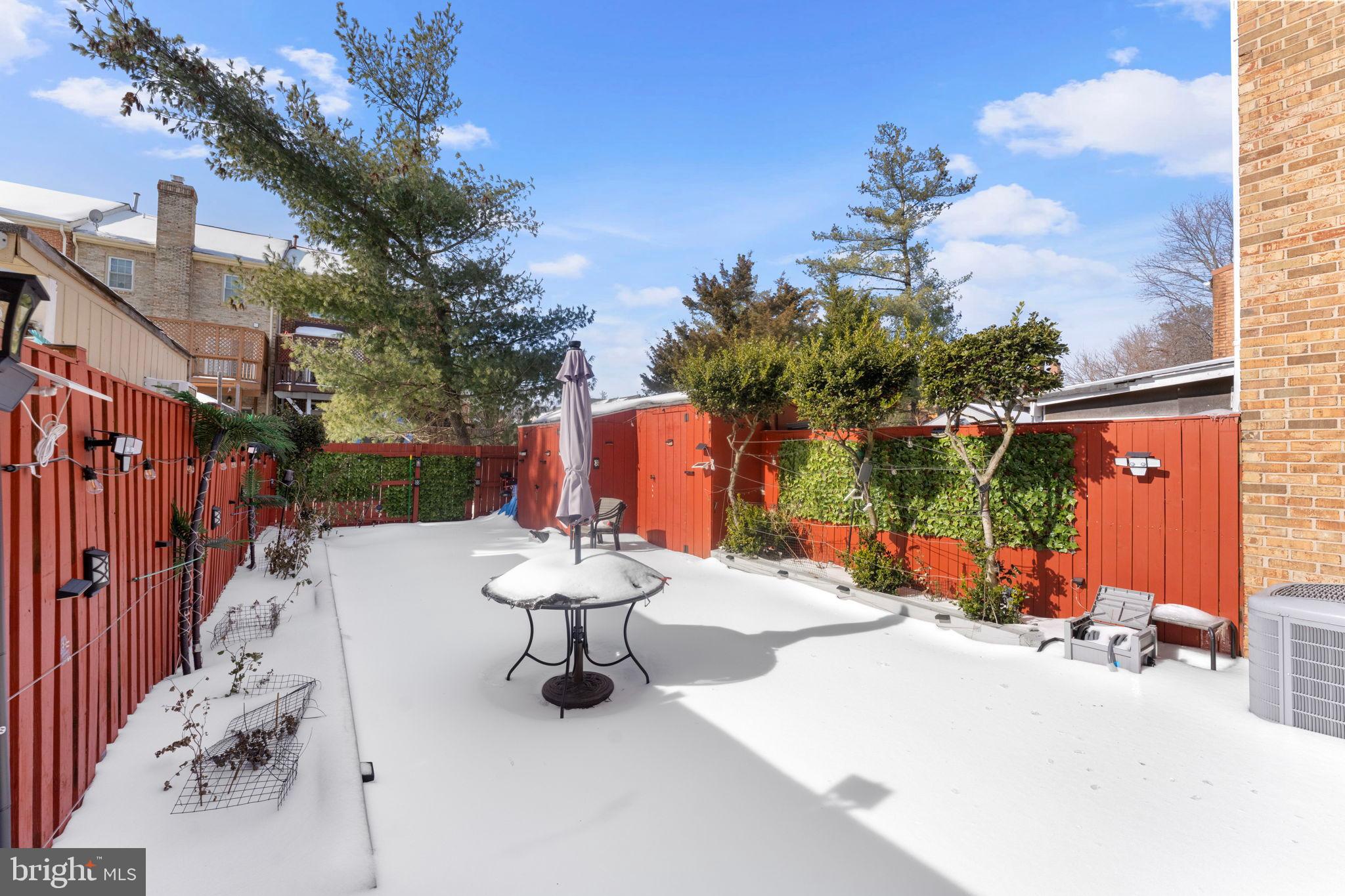6406 Gildar Street Alexandria, VA 22310 - Photo 9 of 32 Freshly painted fencing in a private setting.